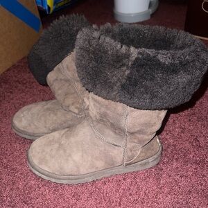 Women’s UGG size 8 Brown Shearling-Lined Boots. Winter boots